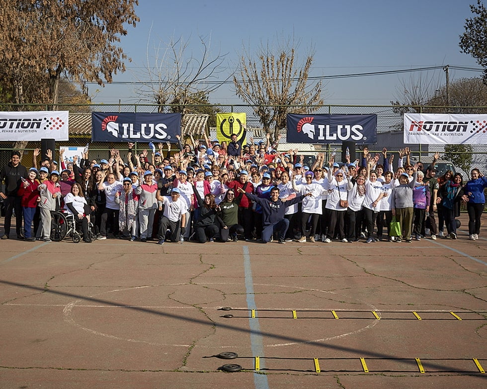 ILUS Fitness celebró el Mes del Corazón entrenando a más de 130 personas mayores en Quinta Normal con la participación de Lucila Vit, Rafael Olarra y la alcadesa de la comuna Karina Delfino